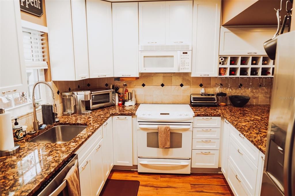 For Sale: $225,000 (2 beds, 2 baths, 1104 Square Feet)