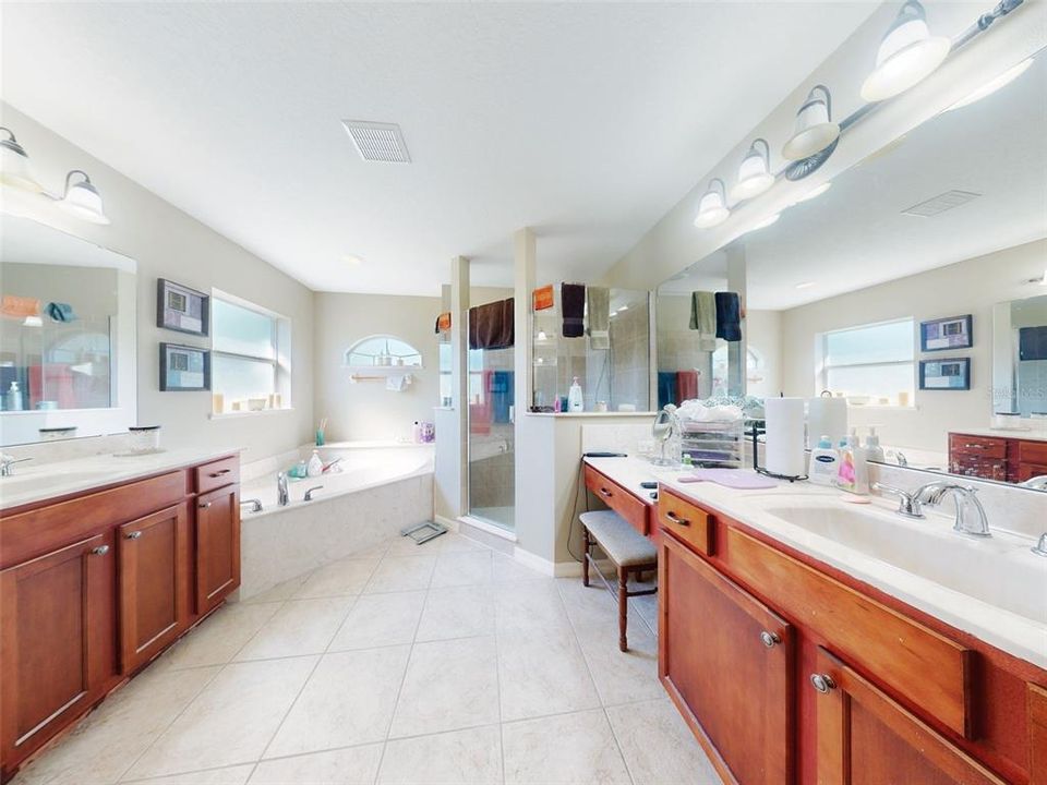 En Venta: $439,900 (4 camas, 3 baños, 2826 Pies cuadrados)