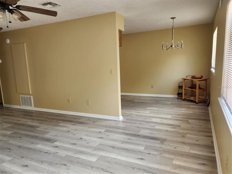 Active With Contract: $119,000 (2 beds, 1 baths, 864 Square Feet)
