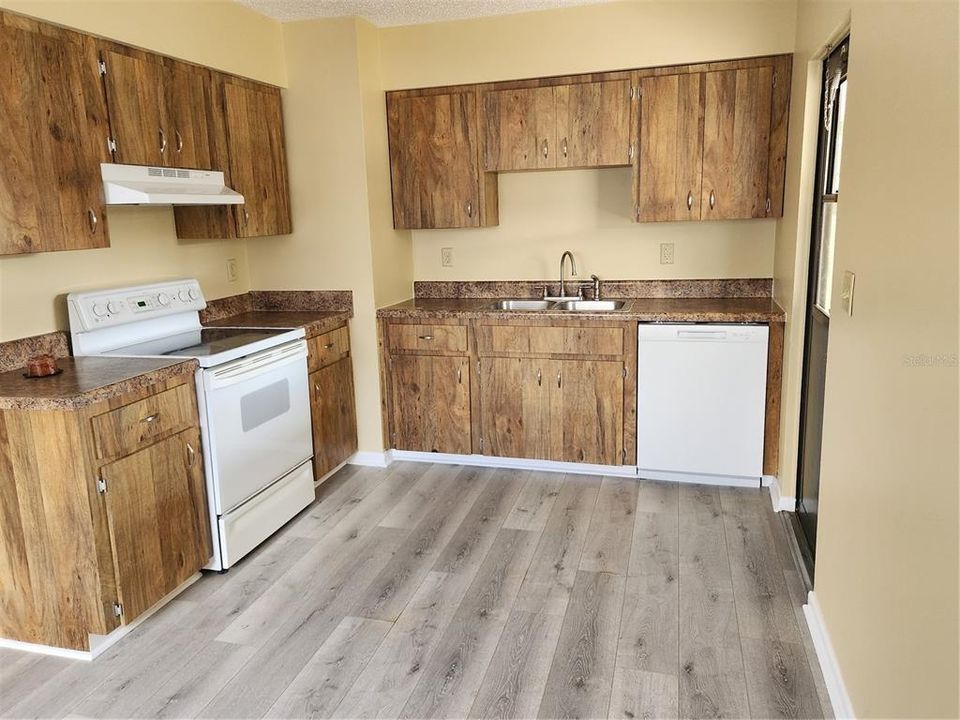 Active With Contract: $119,000 (2 beds, 1 baths, 864 Square Feet)