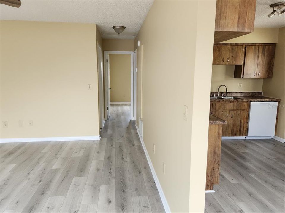 Active With Contract: $119,000 (2 beds, 1 baths, 864 Square Feet)