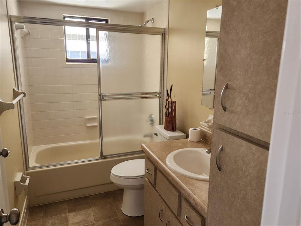 Active With Contract: $119,000 (2 beds, 1 baths, 864 Square Feet)