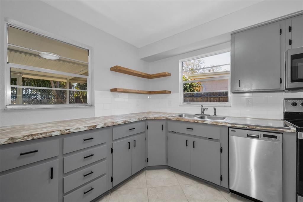 На продажу: $359,900 (4 спален, 2 ванн, 1306 Квадратных фут)