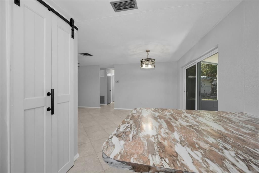 На продажу: $359,900 (4 спален, 2 ванн, 1306 Квадратных фут)