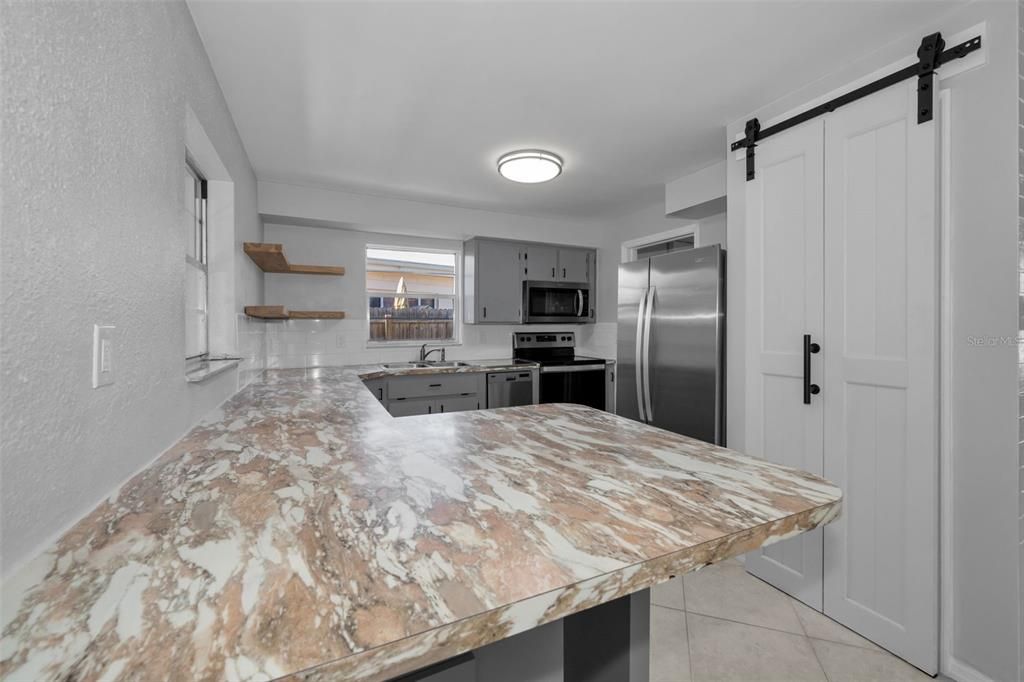 На продажу: $359,900 (4 спален, 2 ванн, 1306 Квадратных фут)