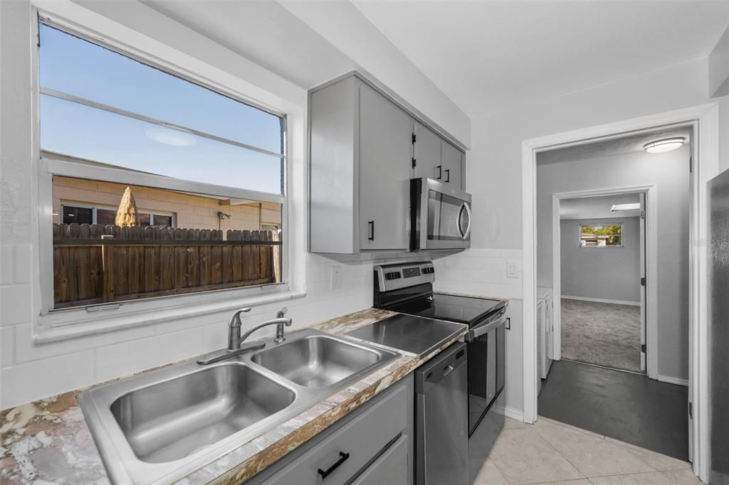 На продажу: $359,900 (4 спален, 2 ванн, 1306 Квадратных фут)