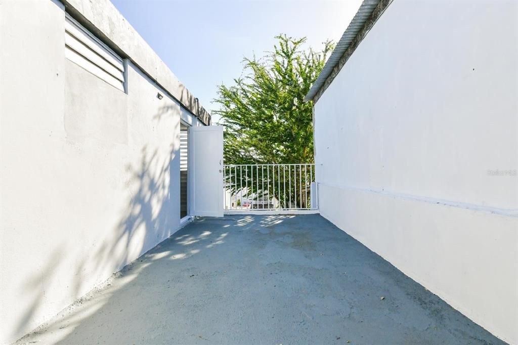 Active With Contract: $198,000 (3 beds, 2 baths, 1871 Square Feet)