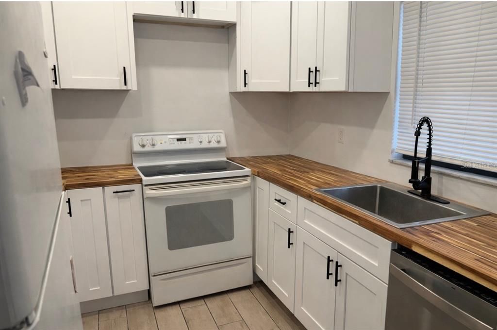 Active With Contract: $115,000 (2 beds, 2 baths, 975 Square Feet)