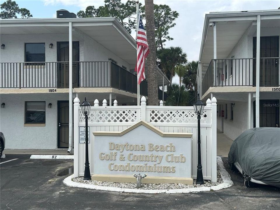 Active With Contract: $115,000 (2 beds, 2 baths, 975 Square Feet)