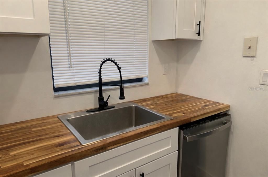 Active With Contract: $115,000 (2 beds, 2 baths, 975 Square Feet)