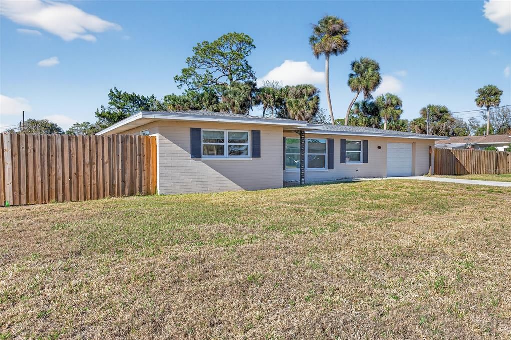 For Sale: $289,900 (2 beds, 1 baths, 1199 Square Feet)