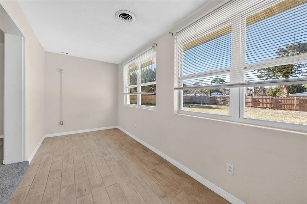 For Sale: $289,900 (2 beds, 1 baths, 1199 Square Feet)