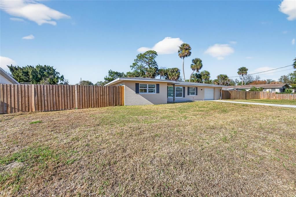 For Sale: $289,900 (2 beds, 1 baths, 1199 Square Feet)