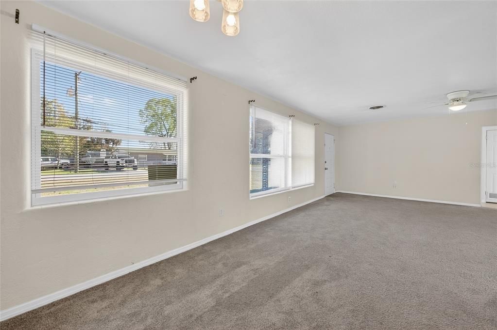 For Sale: $289,900 (2 beds, 1 baths, 1199 Square Feet)