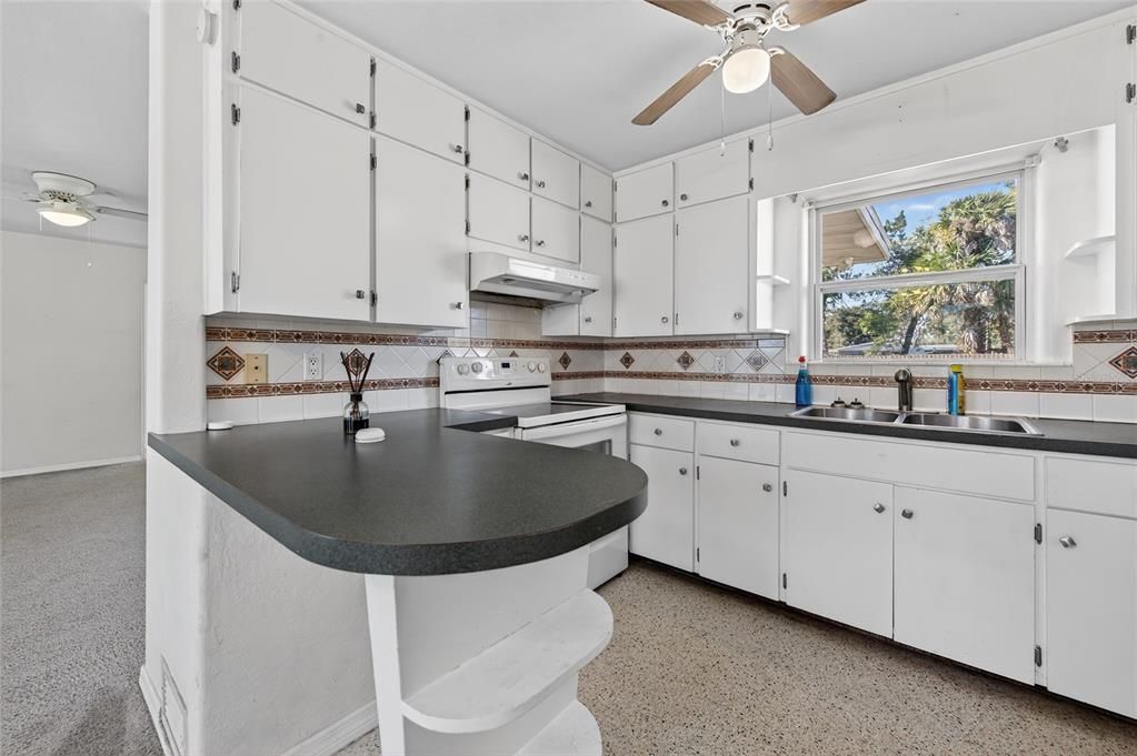 For Sale: $289,900 (2 beds, 1 baths, 1199 Square Feet)