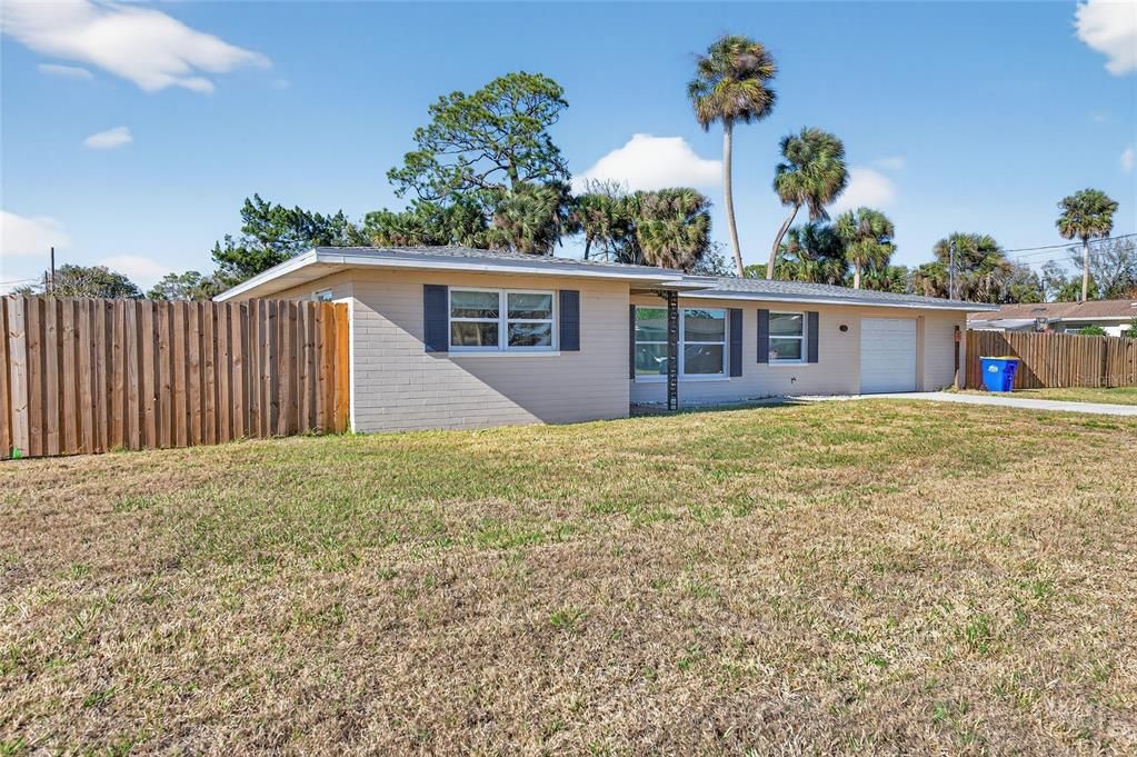 For Sale: $289,900 (2 beds, 1 baths, 1199 Square Feet)