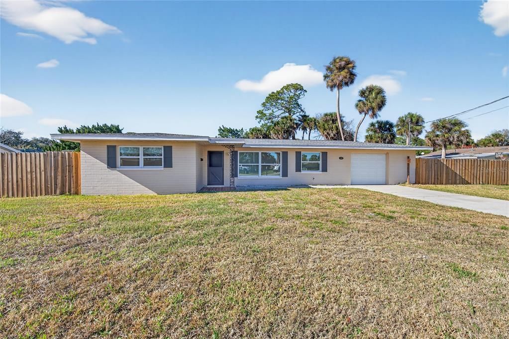 For Sale: $289,900 (2 beds, 1 baths, 1199 Square Feet)
