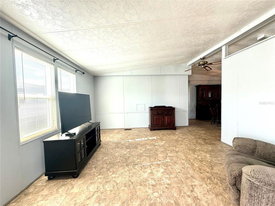 For Sale: $149,000 (2 beds, 2 baths, 1104 Square Feet)