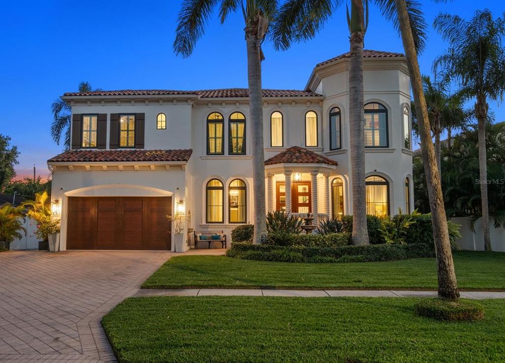 Vendido Recientemente: $2,499,000 (5 camas, 3 baños, 3906 Pies cuadrados)