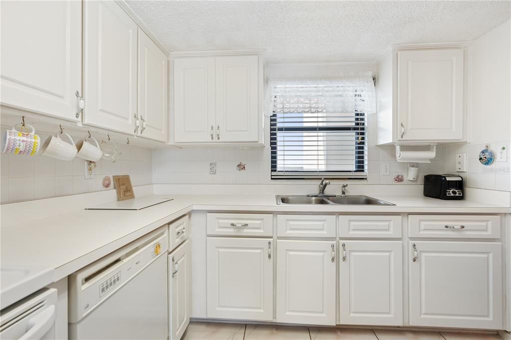 На продажу: $329,900 (2 спален, 2 ванн, 1000 Квадратных фут)