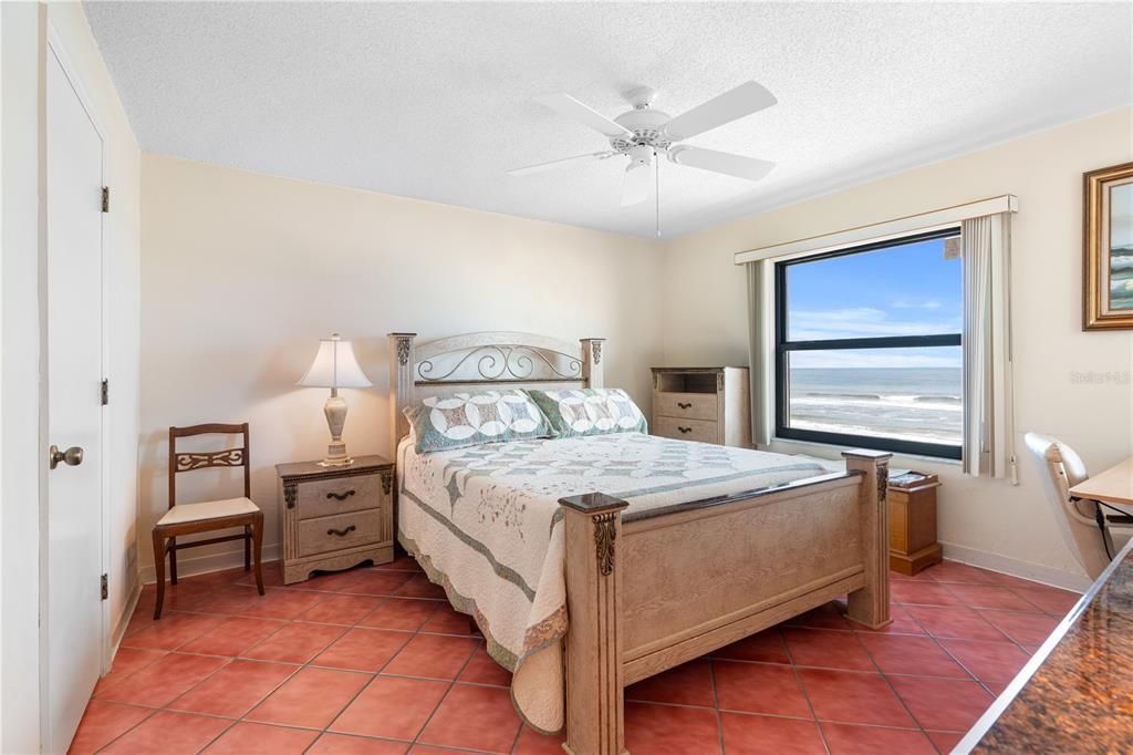 На продажу: $329,900 (2 спален, 2 ванн, 1000 Квадратных фут)