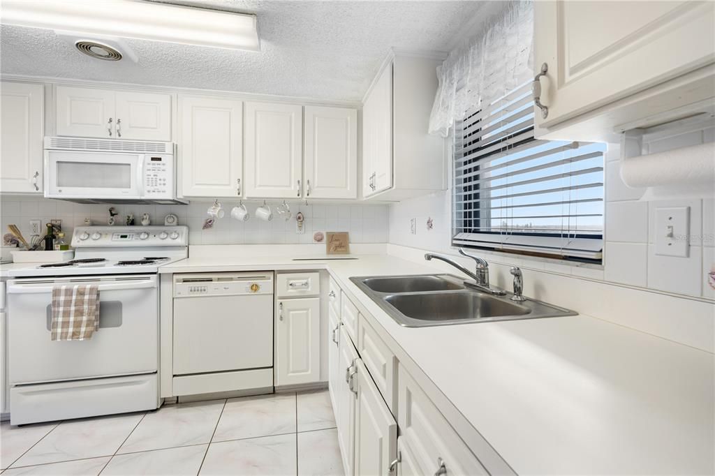 На продажу: $329,900 (2 спален, 2 ванн, 1000 Квадратных фут)