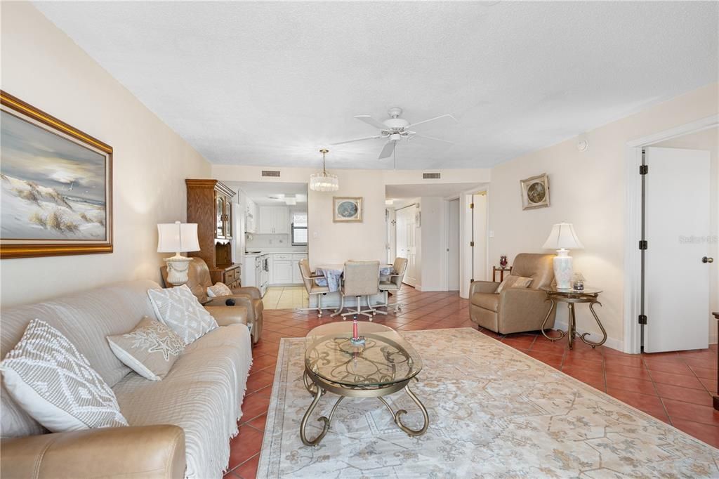 На продажу: $329,900 (2 спален, 2 ванн, 1000 Квадратных фут)