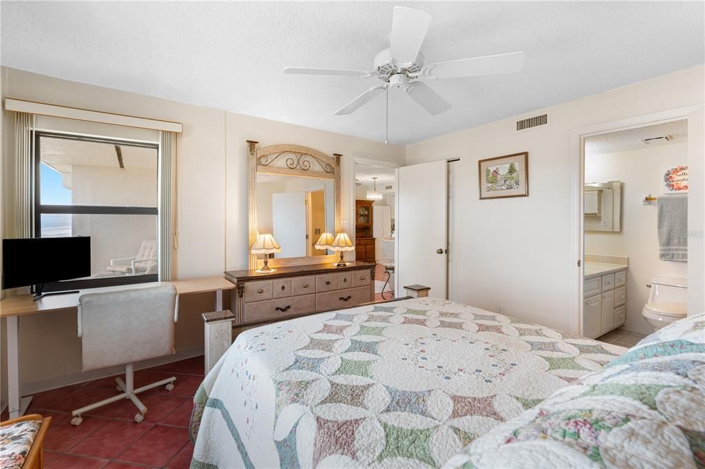 На продажу: $329,900 (2 спален, 2 ванн, 1000 Квадратных фут)