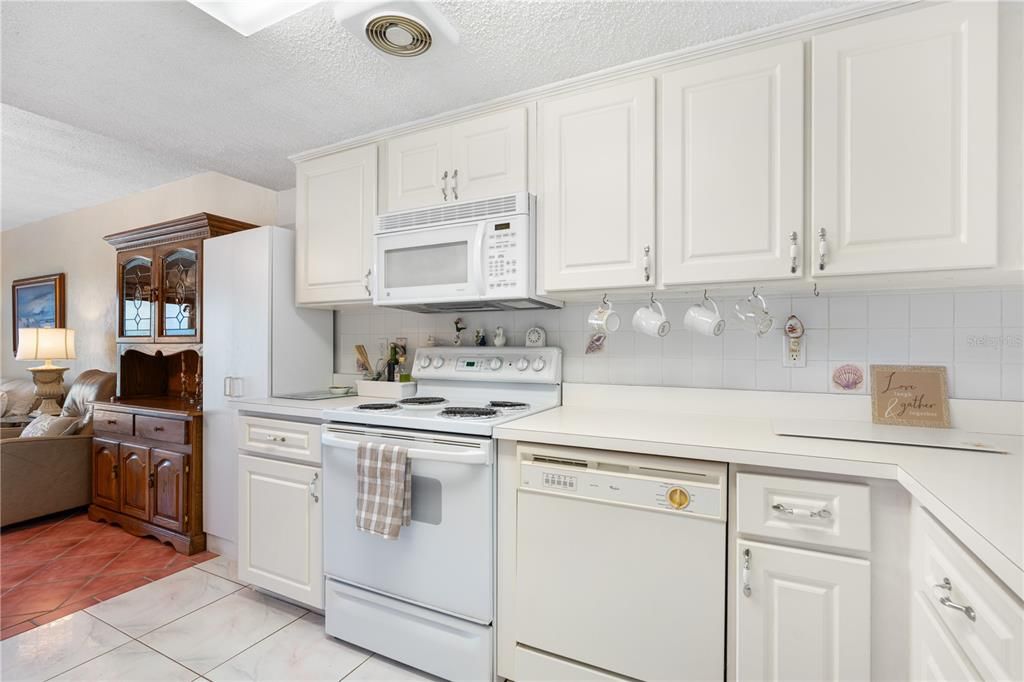 На продажу: $329,900 (2 спален, 2 ванн, 1000 Квадратных фут)