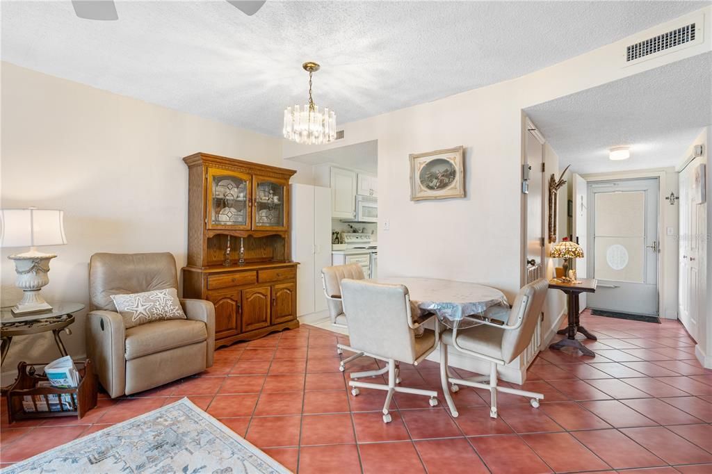 На продажу: $329,900 (2 спален, 2 ванн, 1000 Квадратных фут)