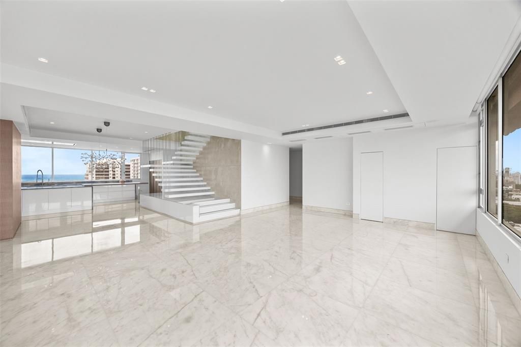 合同活跃: $6,750,000 (5 贝兹, 6 浴室, 4435 平方英尺)