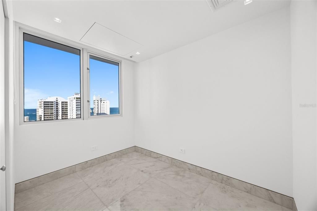 合同活跃: $6,750,000 (5 贝兹, 6 浴室, 4435 平方英尺)