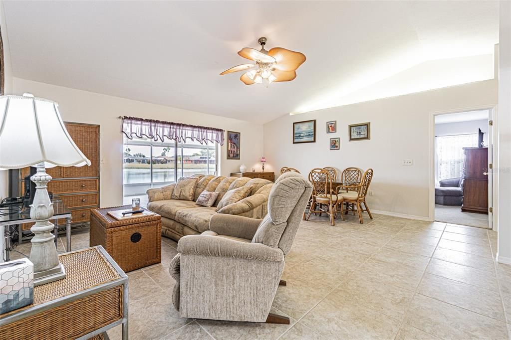 Activo con contrato: $274,900 (2 camas, 2 baños, 1251 Pies cuadrados)