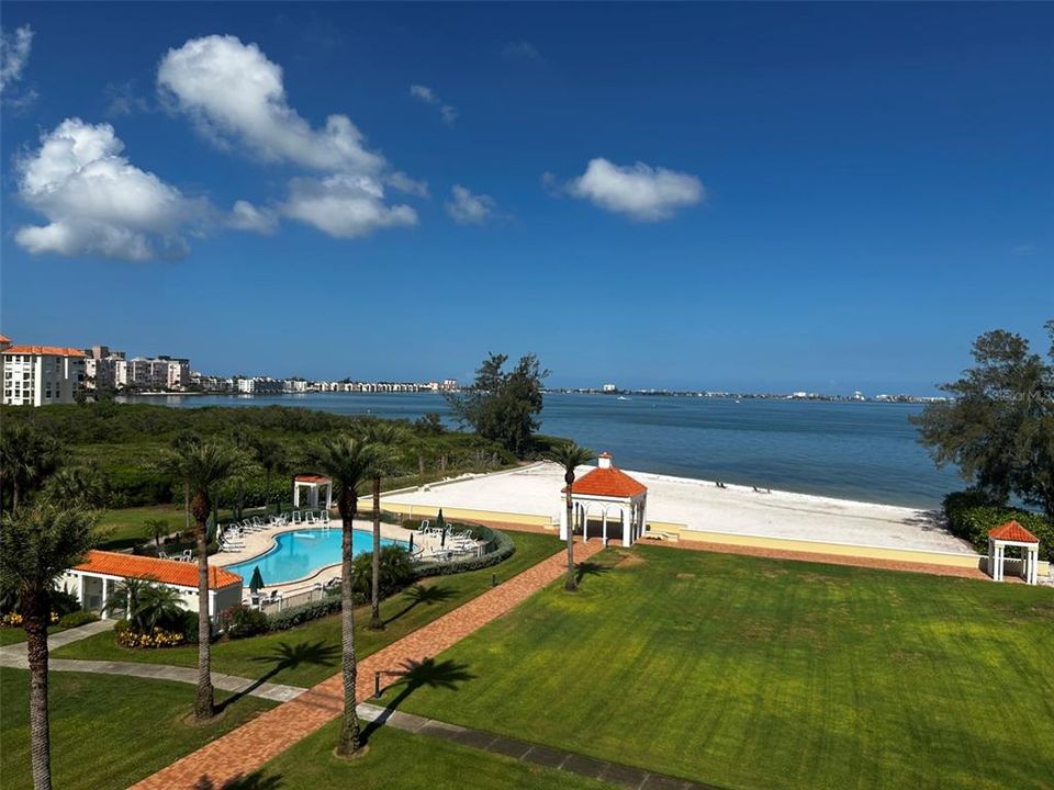 Activo con contrato: $575,000 (2 camas, 2 baños, 1438 Pies cuadrados)