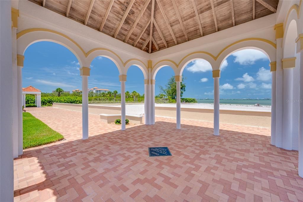 Activo con contrato: $575,000 (2 camas, 2 baños, 1438 Pies cuadrados)
