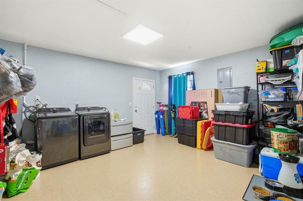 For Sale: $325,000 (5 beds, 2 baths, 1904 Square Feet)