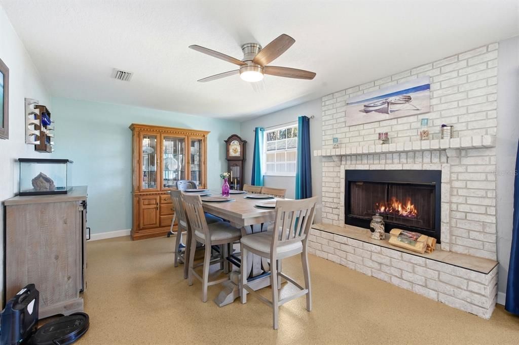 For Sale: $325,000 (5 beds, 2 baths, 1904 Square Feet)