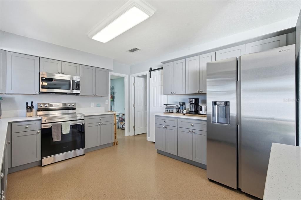 For Sale: $325,000 (5 beds, 2 baths, 1904 Square Feet)