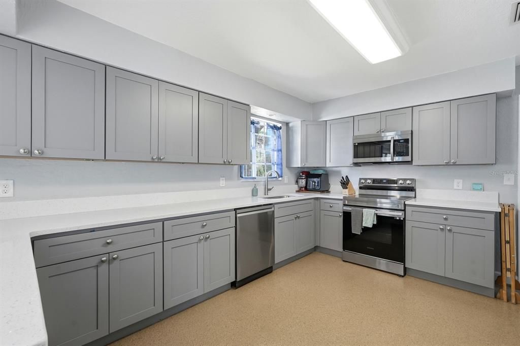 For Sale: $325,000 (5 beds, 2 baths, 1904 Square Feet)