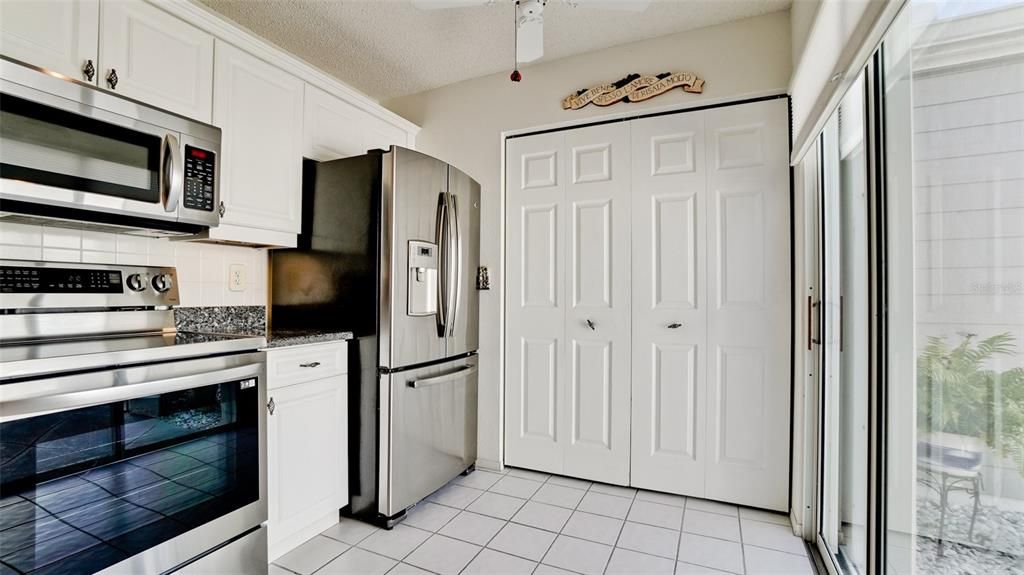 Active With Contract: $344,000 (2 beds, 2 baths, 1272 Square Feet)