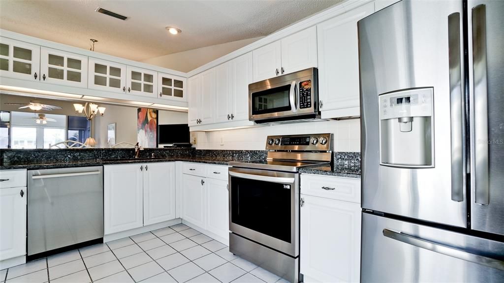 Active With Contract: $344,000 (2 beds, 2 baths, 1272 Square Feet)