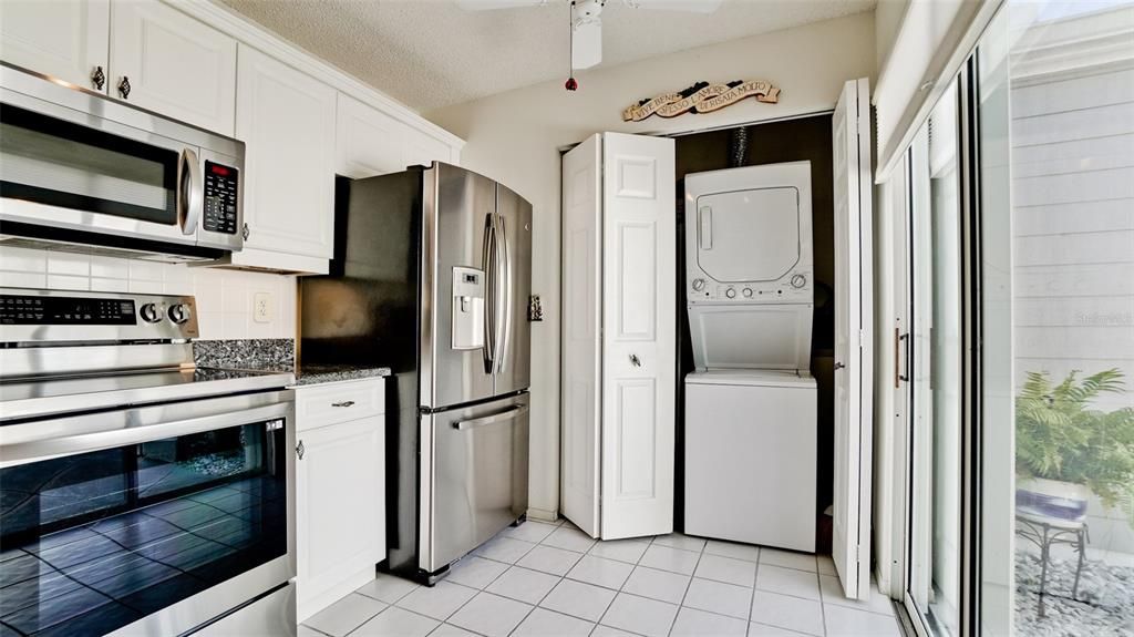 Active With Contract: $344,000 (2 beds, 2 baths, 1272 Square Feet)