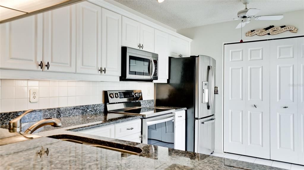 Active With Contract: $344,000 (2 beds, 2 baths, 1272 Square Feet)