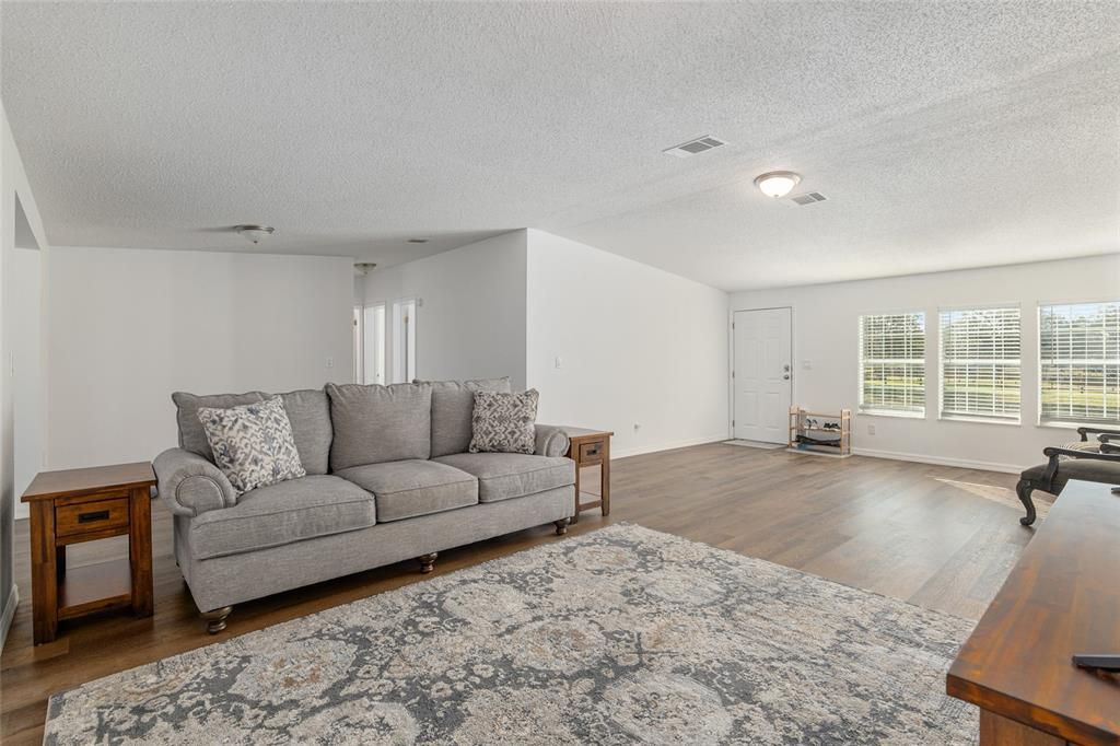 For Sale: $465,000 (3 beds, 2 baths, 1876 Square Feet)