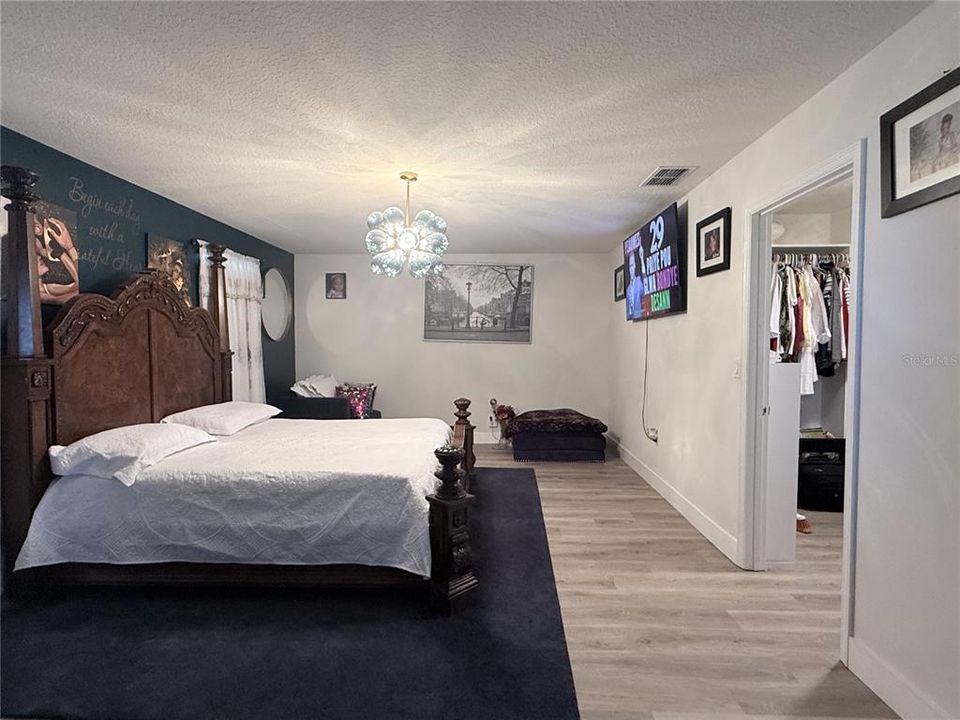 Activo con contrato: $2,400 (4 camas, 3 baños, 2526 Pies cuadrados)