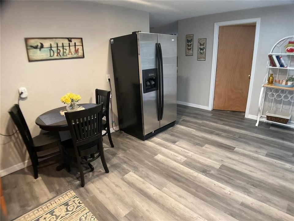 For Sale: $265,000 (2 beds, 1 baths, 928 Square Feet)