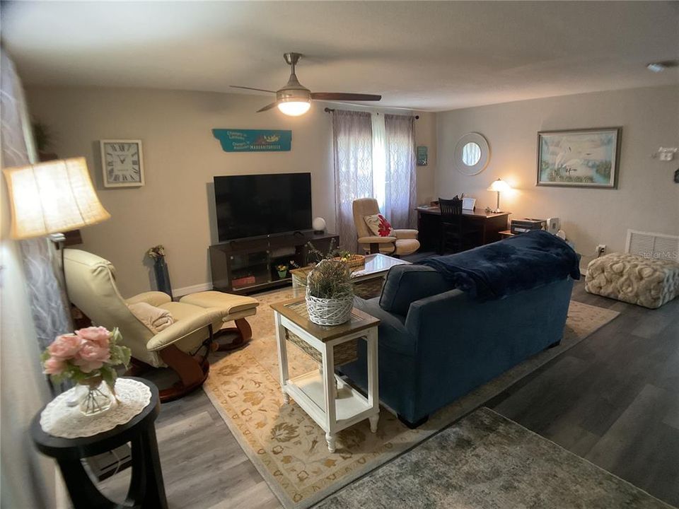 For Sale: $265,000 (2 beds, 1 baths, 928 Square Feet)