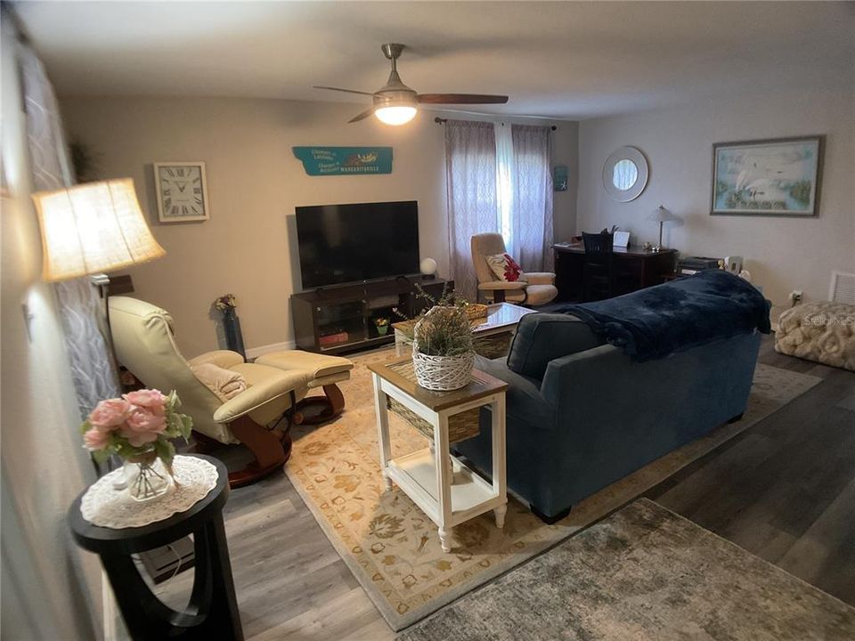 For Sale: $265,000 (2 beds, 1 baths, 928 Square Feet)