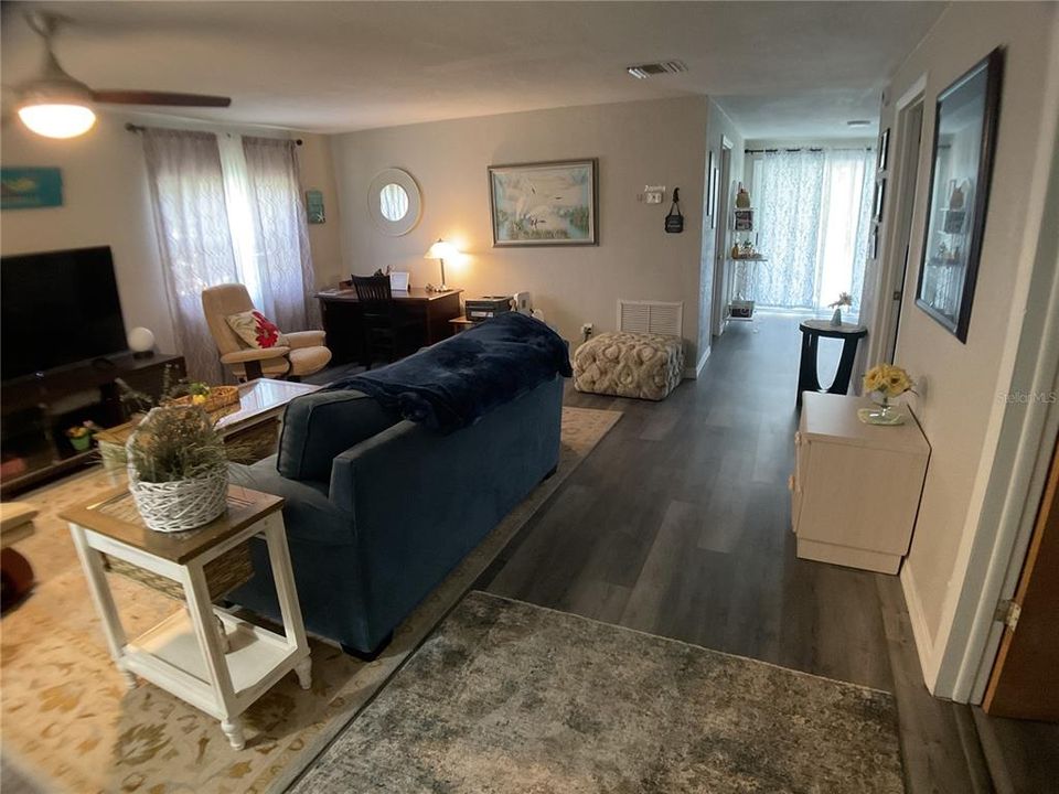 For Sale: $265,000 (2 beds, 1 baths, 928 Square Feet)