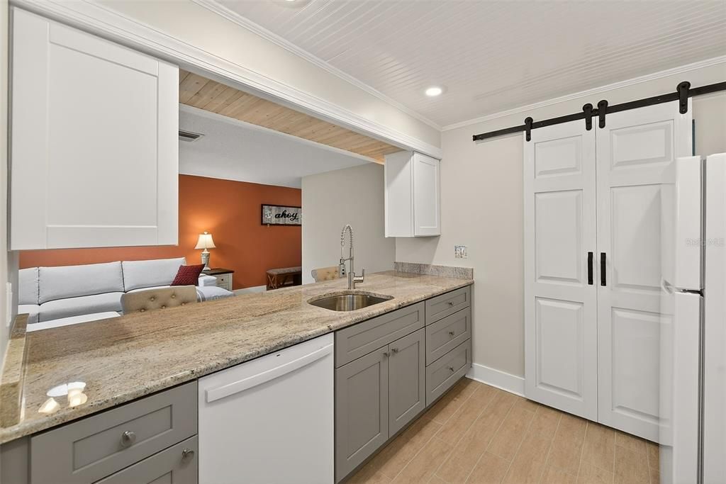 Под контрактом: $1,700 (2 спален, 2 ванн, 1105 Квадратных фут)